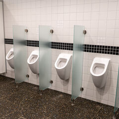 Urinale im Herren-WC, Foto: Christian Große