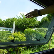 Fenster hochdrücken und mit Schrauben feststellen