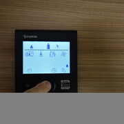 Schwarzen Knopf betätigen