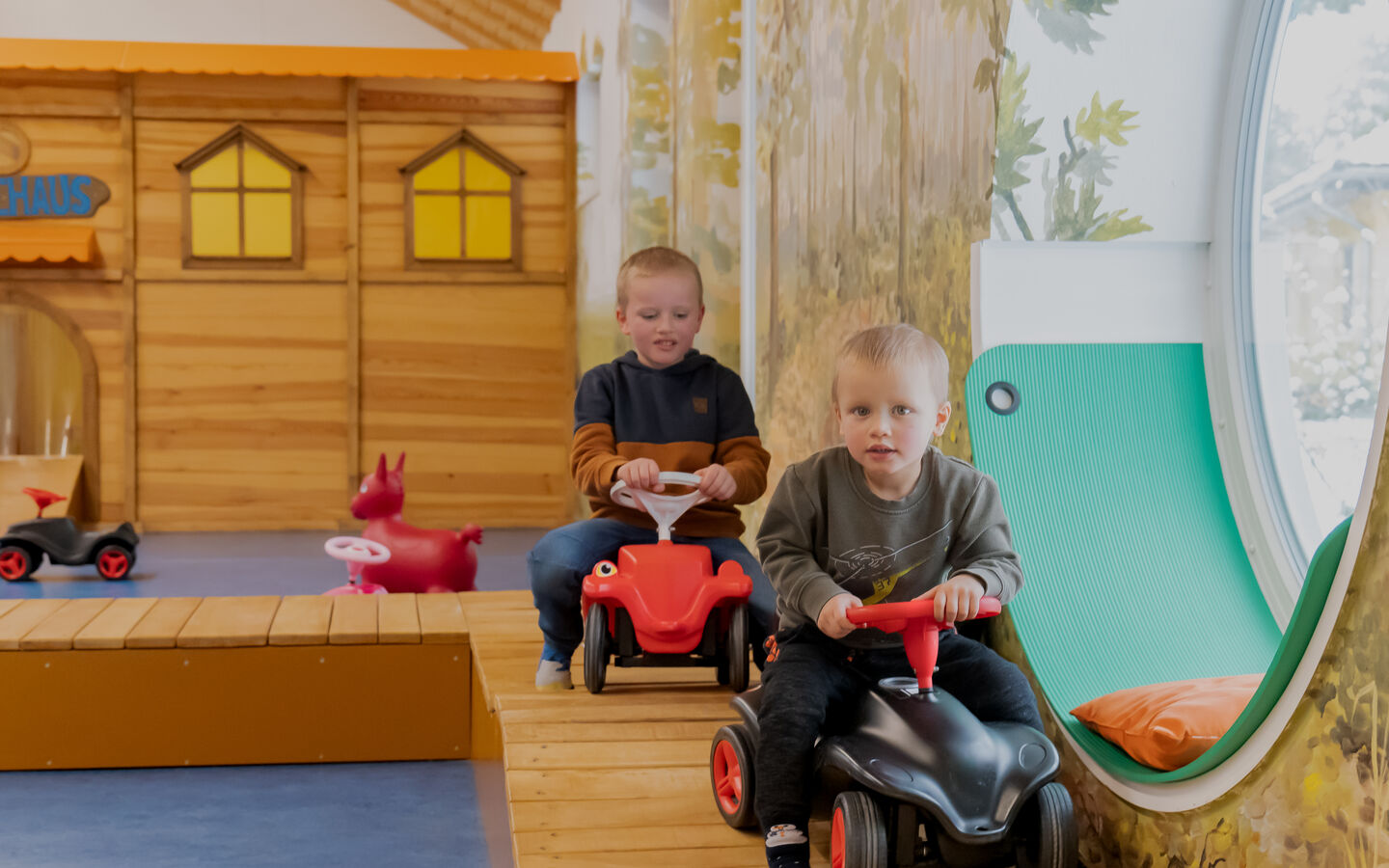 Rutschautos im Indoorspielplatz, Foto: Gl&uuml;cksfoto GbR - Rico Schwarze