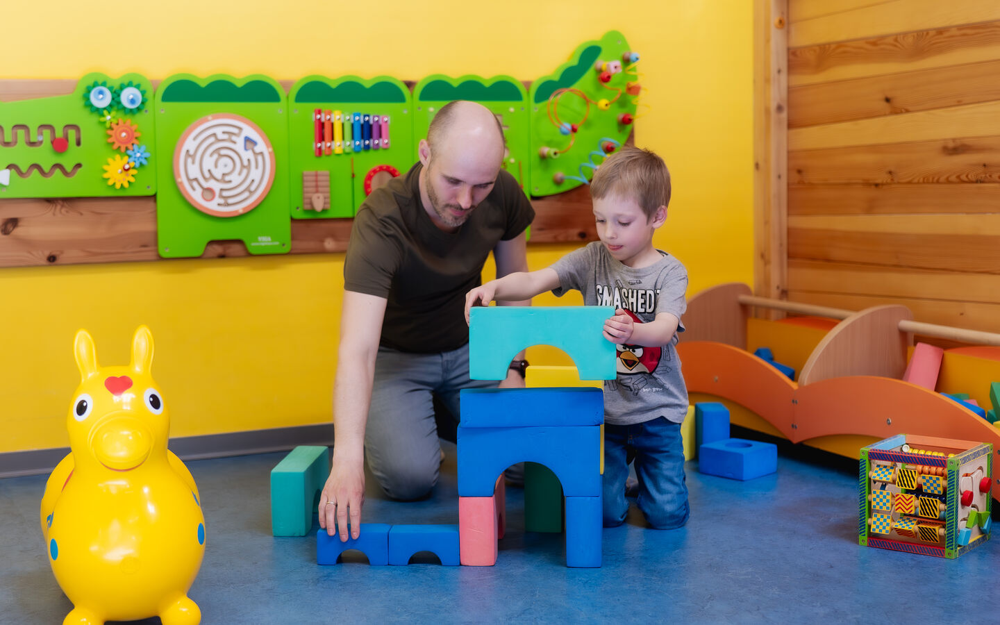 Spielen im Indoorspielplatz, Foto: Gl&uuml;cksfoto GbR - Rico Schwarze