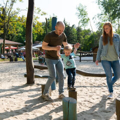 Balancieren auf dem Kleinkindspielplatz, Foto: Glücksfoto GbR - Rico Schwarze