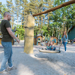 Schaukel im Spielgarten, Foto: Glücksfoto GbR - Rico Schwarze