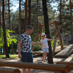 Balancierbalken auf dem Spielplatz, Foto: Glücksfoto GbR - Rico Schwarze