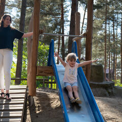Rutschen auf dem Spielplatz, Foto: Glücksfoto GbR - Rico Schwarze