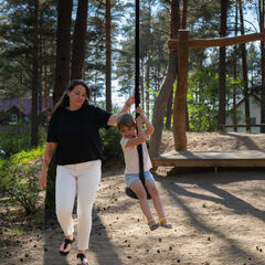Seilrutsche auf dem Spielplatz, Foto: Glücksfoto GbR - Rico Schwarze