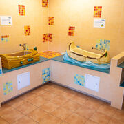 Badewannen für Babys im Kinderwaschland, Foto: Christian Große