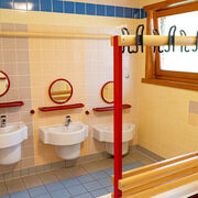 Waschbecken und Garderobe im Kinderwaschland, Foto: Christian Große