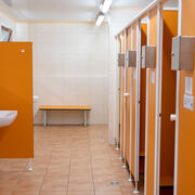 Toilettenkabinen und Waschbecken im Sanitärgebäude, Foto: Christian Große