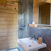 Bad mit Dusche und WC in der Sauna, Foto: Glücksfoto GbR - Rico Schwarze