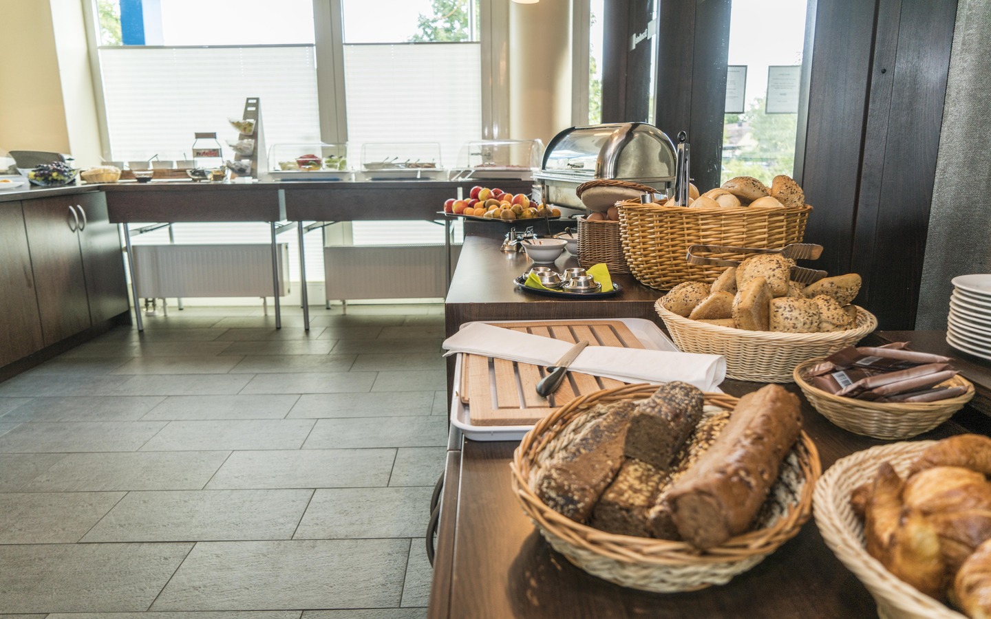 Frische Brötchen am Frühstücksbuffet, Foto: Harry Müller