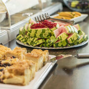 Obst und Kuchen am Frühstücksbuffet, Foto: Harry Müller