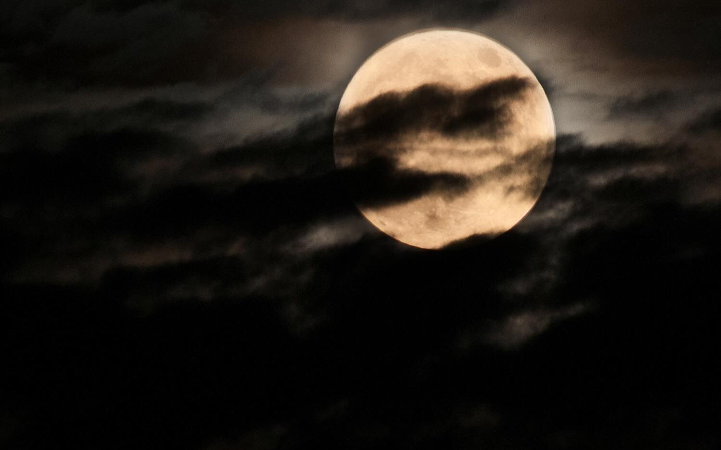 Super bright full moon and partially covered with dramatic black sky clouds., Foto: © 2016 by Ppalis Michalakis , Lizenz: AdobeStock_134380217