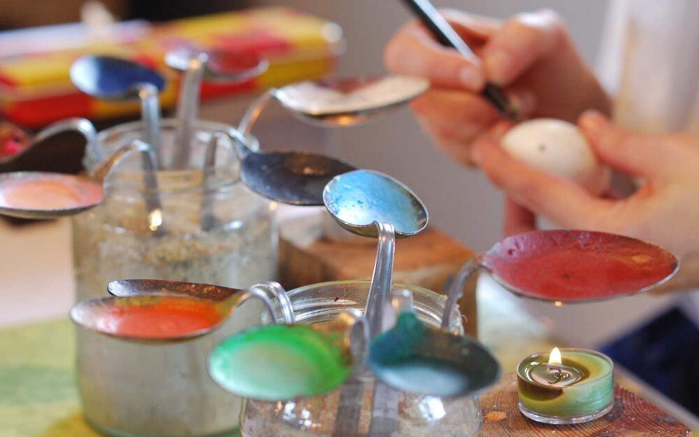 Sorbische Ostereier mit Wachs verzieren, Foto: Silvano Procopius, Lizenz: Museum OSL