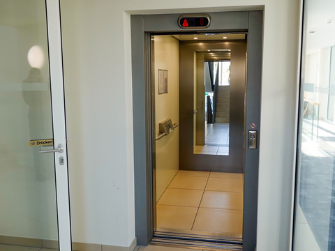 Personenaufzug im Strandhotel, Foto: LSB