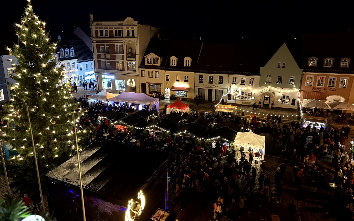 Blick auf dem Markt in Senftenberg zum Weihnachtsmarkt