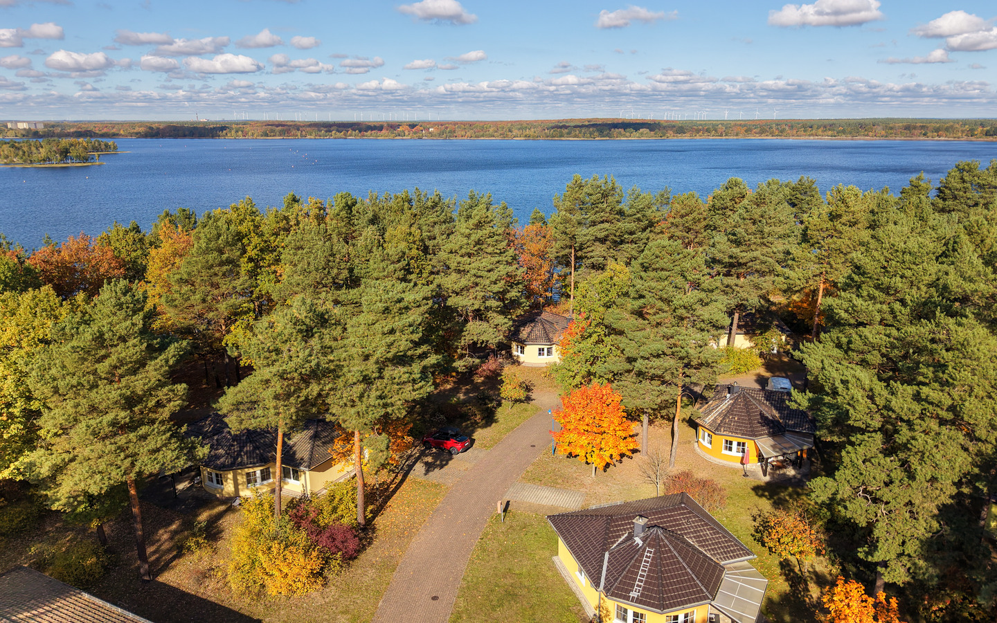 Luftaufnahme Ferienhäuser Villa Seenland im Herbst, Foto: Julia Kussatz